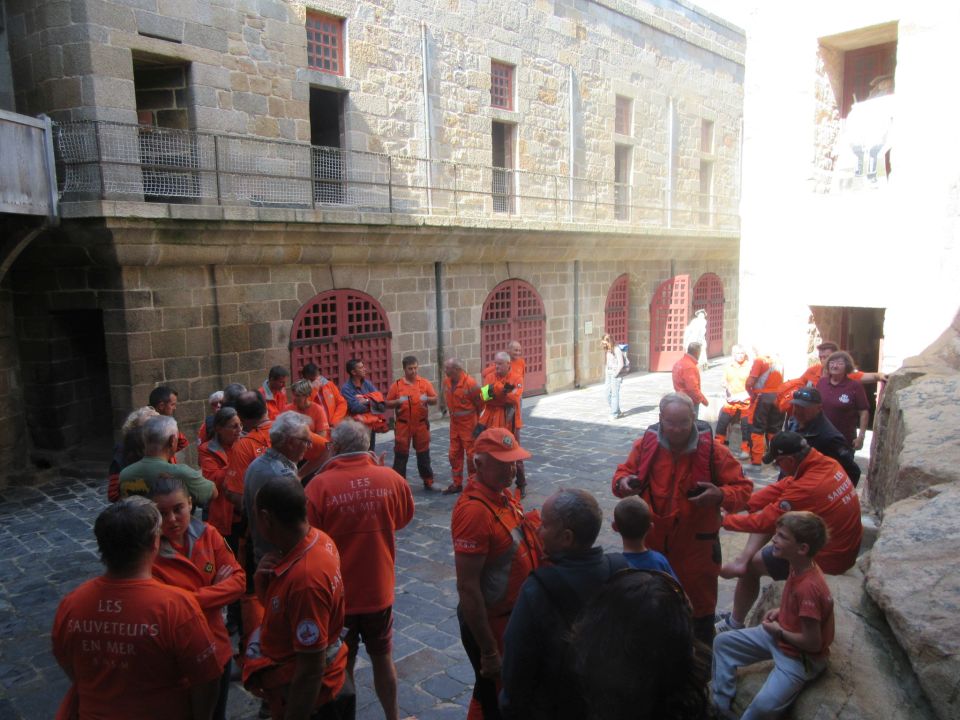 Sauveteurs dans la cour du Château du Taureau